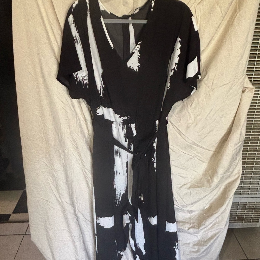 Elegant Black and White Women's pantsuit